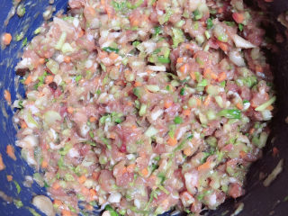 7、香酥牛肉饼,将肉馅顺时针方向搅拌均匀。