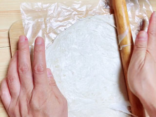 8、香酥牛肉饼,飞饼皮从上至下擀成椭圆形，略比宽度长1/4即可。