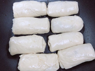 12、香酥牛肉饼,锅底刷一些油，将做好的肉饼摆放在锅中，开大火加热1分钟，改为小火煎至。