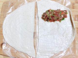 10、香酥牛肉饼,往飞饼皮1/3处放上一些肉馅。