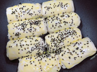 13、香酥牛肉饼,在肉饼上刷一层蛋黄液，撒上一些黑芝麻。