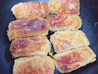 15、香酥牛肉饼,大约8分钟，锅底的水焖干后，将肉饼翻面，小火煎3分钟。