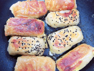 16、香酥牛肉饼,正面也变焦黄了，肉饼就可以出锅了。