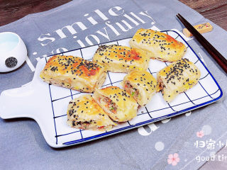 17、香酥牛肉饼,一盘诱人的香酥牛肉饼就做好了。