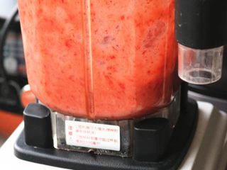 2、樱花草莓慕斯,草莓放入料理机打碎。