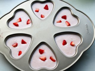 10、樱花草莓慕斯,切一些草莓块放上去。