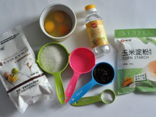 1、蔓越莓萨琪玛,准备材料。