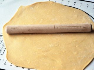 6、蔓越莓萨琪玛,将面团擀开，擀成3-4毫米厚度。