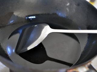 8、蔓越莓萨琪玛,锅中倒油，烧至7成熟。