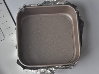 11、蔓越莓萨琪玛,取一个法焙客8寸正方形活底模具，在模具内壁刷一层玉米油，方便后期脱模。