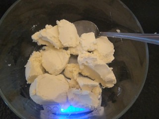 5、纽约芝士蛋糕,继续准备软化好的250克奶油奶酪。