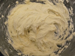 8、纽约芝士蛋糕,把奶酪打发蓬松到两倍大。