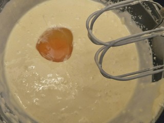 11、纽约芝士蛋糕,等奶酪糊打发均匀后再加入另一颗鸡蛋，继续打发。