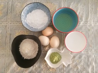 1、青汁戚风蛋糕,首先先准备好材料