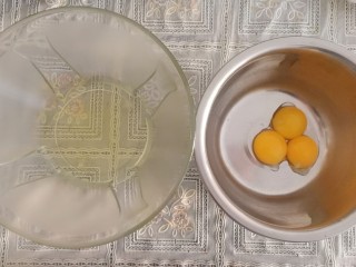 2、青汁戚风蛋糕,第一步分蛋
