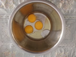 3、青汁戚风蛋糕,蛋黄里加入水和玉米油