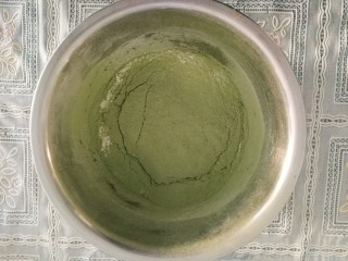 5、青汁戚风蛋糕,筛入低粉和青汁粉