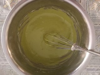 6、青汁戚风蛋糕,搅拌至无颗粒感
