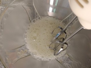 7、青汁戚风蛋糕,现在准备打蛋白，把蛋白打到大气泡