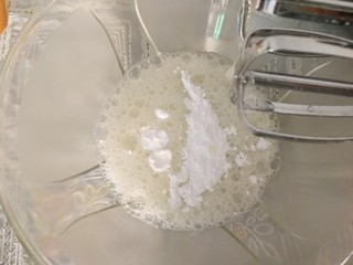 8、青汁戚风蛋糕,加入三分之一的糖，继续中速打发