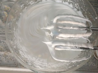 11、青汁戚风蛋糕,打到这样尖尖角时，蛋白光滑细腻就好啦