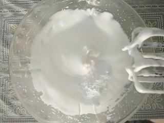 10、青汁戚风蛋糕,这时加入剩下的白糖