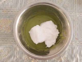 12、青汁戚风蛋糕,挖三分之一的蛋白到蛋黄糊里，z字型翻拌均匀