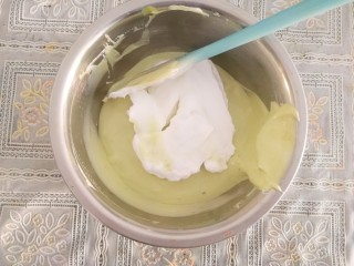 13、青汁戚风蛋糕,接着加入二分之一的蛋白，继续z字型翻拌均匀