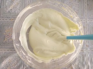 15、青汁戚风蛋糕,翻拌好时，可以去预热烤箱，上下火180℃，