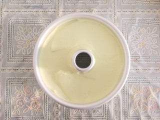 16、青汁戚风蛋糕,把蛋糕糊倒入六寸的戚风模具中，轻轻震一下气泡，然后放入烤箱中下层上下火180℃烤40-50分钟