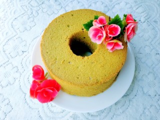 17、青汁戚风蛋糕,出炉后用力震一下，然后倒扣两小时放凉脱模