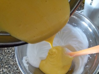 6、肉松小贝,翻拌均匀的蛋糕糊倒入到余下的蛋白霜内，再次翻拌均匀