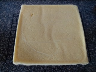 9、肉松小贝,出炉后摔下烤盘，将蛋糕胚倒扣在冷却架上，揭开油纸