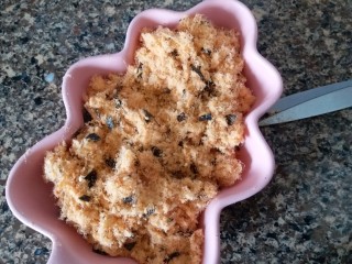 10、肉松小贝,海苔剪小和炒熟的白芝麻一起加入到肉松内