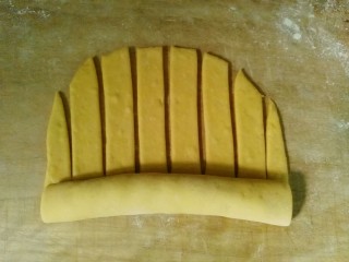 16、毛毛虫南瓜面包,卷得时候注意上半部分的宽条间距