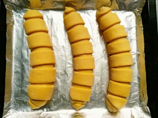 18、毛毛虫南瓜面包,依次卷好其它两个，放在铺好锡纸的烤盘中