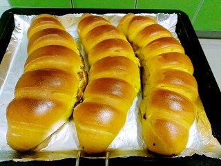 21、毛毛虫南瓜面包,大约50分钟左右完成第二次发酵后，烤箱预热10分钟，上下火160度烤25分钟