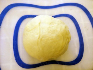 2、#家有烤箱#+彩色面包卷,再加入酵母和黄油揉到完全阶段