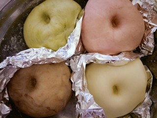 5、#家有烤箱#+彩色面包卷,放置温暖处发酵两倍大