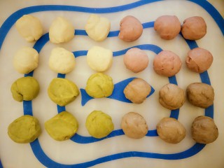 6、#家有烤箱#+彩色面包卷,排气以后,每个面团分成六个小挤子