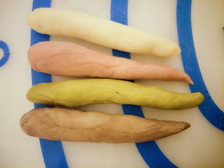 7、#家有烤箱#+彩色面包卷,每个颜色各取一个,都搓成长条,一端粗一端细