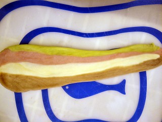 8、#家有烤箱#+彩色面包卷,这几个面团揉在一起,擀成长条