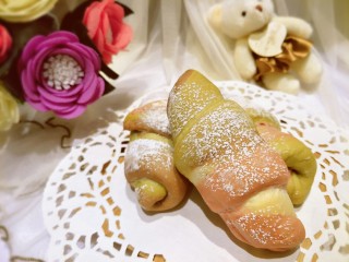 12、#家有烤箱#+彩色面包卷,烤箱160度,20分钟就可以啦,满满少女心