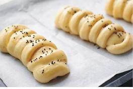 13、毛毛虫面包,刷蛋液，撒芝麻；