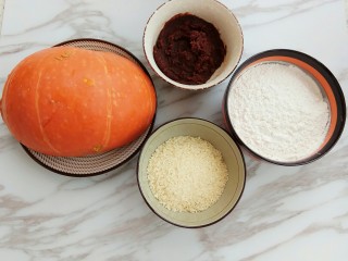 1、南瓜豆沙饼,先准备好食材