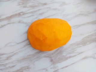 2、南瓜豆沙饼,南瓜去皮