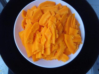 4、南瓜豆沙饼,上锅蒸10分钟