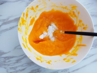 7、南瓜豆沙饼,加入两勺白糖