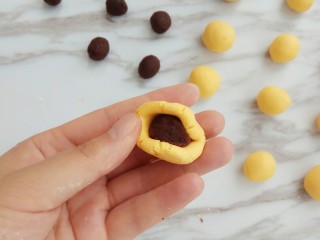 11、南瓜豆沙饼,将豆沙包在南瓜中