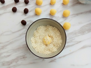 13、南瓜豆沙饼,裹上一圈面包糠